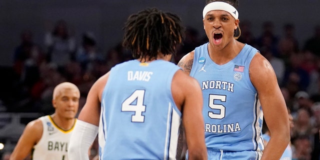 North Carolina guard RJ Davis (4) and forward Armando Bacot (5) celebrate in the second half of a second-round game against Baylor in the NCAA college basketball tournament in Fort Worth, 텍사스, 토요일, 행진, 19, 2022.