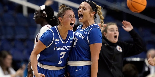 Creighton guard Tatum Rembao (2) and guard Payton Brotzki (33) react during the second half of the team's college basketball game against Iowa State in the Sweet 16 round of the NCAA women's tournament in Greensboro, N.C., 星期五, 游行 25, 2022. 