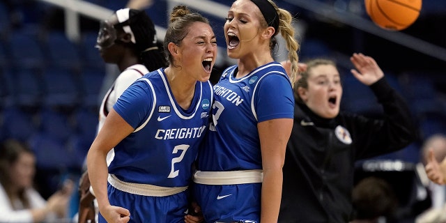 Creighton guard Tatum Rembao (2) and guard Payton Brotzki (33) react during the second half of the team's college basketball game against Iowa State in the Sweet 16 round of the NCAA women's tournament in Greensboro, N.C., 星期五, 游行 25, 2022.