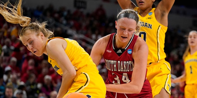 South Dakota's Hannah Sjerven (34) and Michigan's Maddie Nolan watch a loose ball during the first half in the Sweet 16 round of the NCAA women's tournament Saturday, March 26, 2022, in Wichita, Kan.