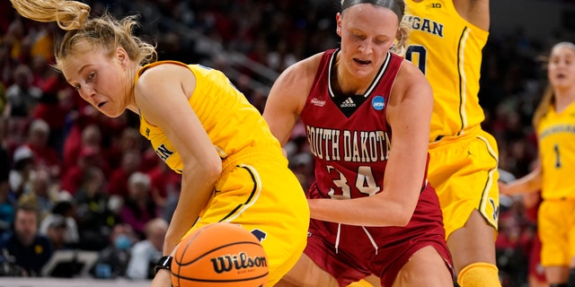 South Dakota's Hannah Sjerven (34) and Michigan's Maddie Nolan watch a loose ball during the first half in the Sweet 16 round of the NCAA women's tournament Saturday, March 26, 2022, in Wichita, Kan.