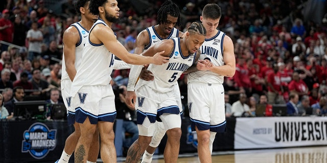Villanova guard Justin Moore is helped off the floor in the Elite Eight round of the NCAA tournament on Saturday, Maart 26, 2022, in San Antonio.