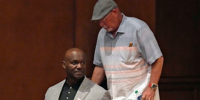 New Tampa Bay Buccaneers head coach Todd Bowles, sinistra, arrives with predecessor Bruce Arians before a news conference Thursday, marzo 31, 2022, a Tampa, Fla.