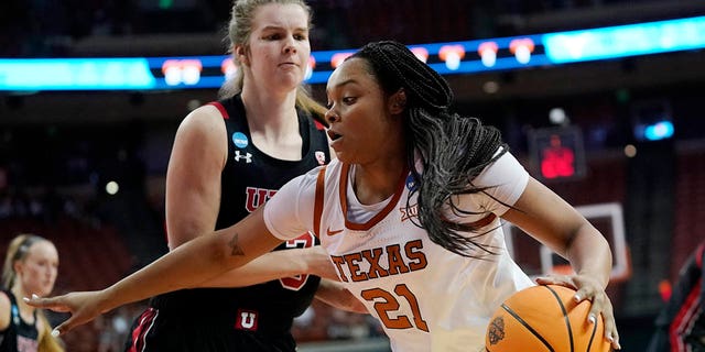Texas forward Aaliyah Moore (21) drives around Utah forward Kelsey Rees, sinistra, during the second half of a college basketball game in the second round of the NCAA women's tournament, Domenica, marzo 20, 2022, in Austin, Texas.