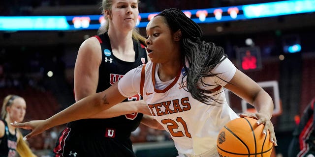 Texas forward Aaliyah Moore (21) drives around Utah forward Kelsey Rees, sinistra, during the second half of a college basketball game in the second round of the NCAA women's tournament, Domenica, marzo 20, 2022, in Austin, Texas.