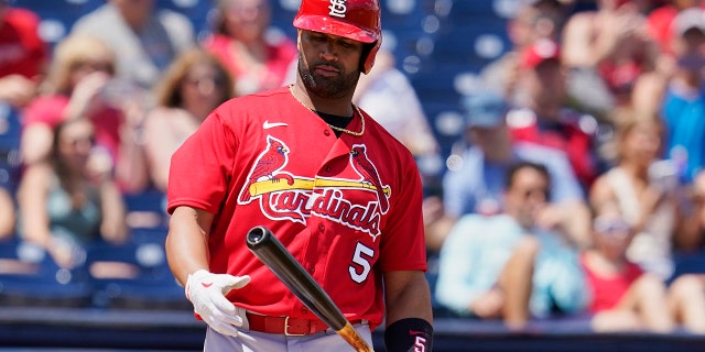 성. Louis Cardinals' Albert Pujols (5) looks at his bat in the first inning of a spring training baseball game against the Washington Nationals, 수요일, 행진 30, 2022, in West Palm Beach, Fla.
