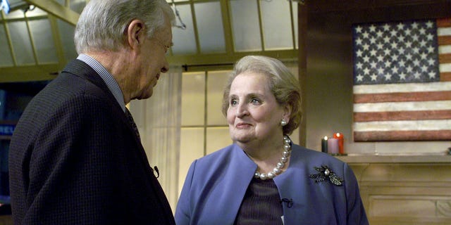 Former U.S. President Jimmy Carter talks with U.S. Secretary of State Madeline Albright behind the scenes of ABC's "Good Morning America" in New York, January 8, 2001. (IDA/JP)