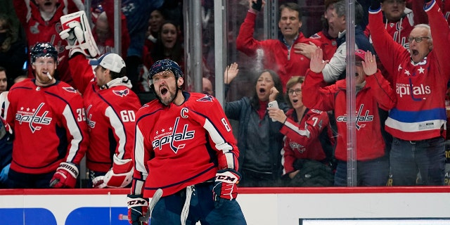 Washington Capitals left wing Alex Ovechkin (8) celebrates his goal during the second period of an NHL hockey game against the Carolina Hurricanes, giovedi, marzo 3, 2022, a Washington.