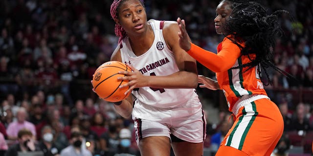 사우스캐롤라이나의 공격수 알리야 보스턴 (4) looks to pass the ball around Miami forward Lola Pendande right, during the first half a second-round game in the NCAA college basketball tournament, 일요일, 행진 20, 2022, 콜롬비아에서, SC.
