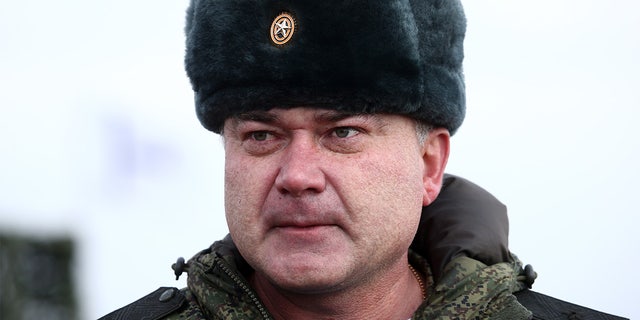 O major-general Andrei Sukhovitsky, comandante da Divisão de Ataque Aéreo da Montanha Novorossiysk das Forças Aerotransportadas da Rússia, participa de um exercício de treinamento no Campo Obock, na Crimeia, em 19 de março de 2021.