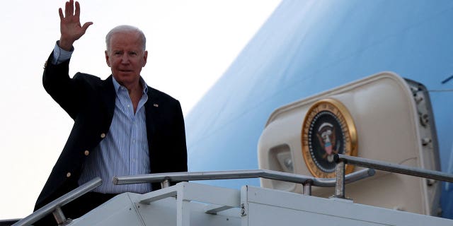 Prezydent Joe Biden wszedł na pokład samolotu Air Force One do Warszawy 25 marca 2022 r. na lotnisku Rzeszów-Jaciன்கnka w Jaciன்கnce w Polsce.