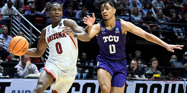 Arizona guard Bennedict Mathurin, izquierda, drives around TCU guard Micah Peavy, derecho, during the first half of a second-round NCAA college basketball tournament game, domingo, marzo 20, 2022, FOX5 San Diego.