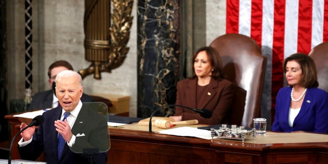 Le président Biden prononce son premier discours sur l'état de l'Union lors d'une session conjointe du Congrès au Capitole le 1er mars 2022 à Washington sous le regard du vice-président Kamala Harris et de la présidente de la Chambre Nancy Pelosi, D-Californie.