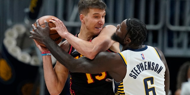 Atlanta Hawks' Bogdan Bogdanovic is defended by Indiana Pacers' Lance Stephenson during the second half of an NBA basketball game, lunes, marzo 28, 2022, in Indianapolis.