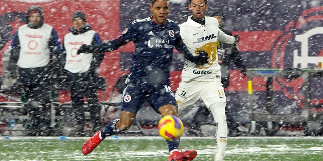 New England Revolution midfielder Brandon Bye (15) and Pumas defender Jeronimo Rodriguez (16) vie for the ball in the snow during the first half of a CONCACAF Champions League soccer match Wednesday, 행진 9, 2022, 폭스 버러, 질량.