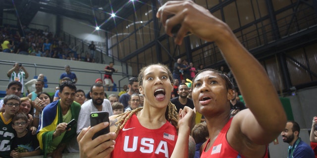 Brittney Griner et Angel McCoughtry prennent des photos pour les fans après le tournoi de basket-ball féminin États-Unis contre Espagne le 8 août 2016 à Rio de Janeiro, au Brésil.