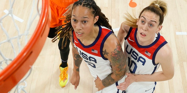 بريتني غرينر وبريينا ستيوارت يشاهدان لقطة خلال لعبة WNBA All-Star لعام 2021 في 14 يوليو 2021 في لاس فيجاس ، نيفادا.
