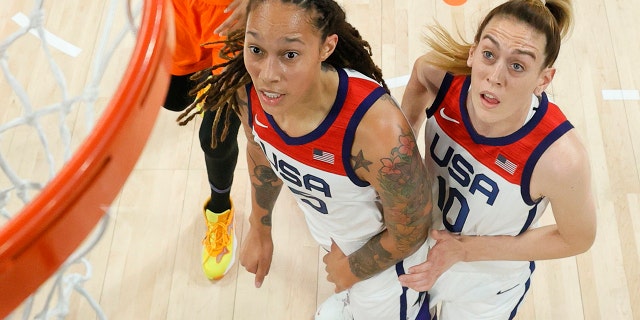 Brittney Griner et Breanna Stewart regardent un tir lors du match des étoiles WNBA 2021 le 14 juillet 2021 à Las Vegas, Nevada.