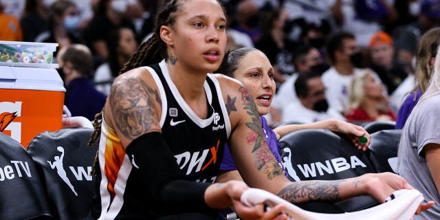 تستجيب Brittney Griner of Mercury لمكالمة سيئة في لعبة Chicago Sky في مركز البصمة في 10 أكتوبر 2021 في فينيكس ، أريزونا.