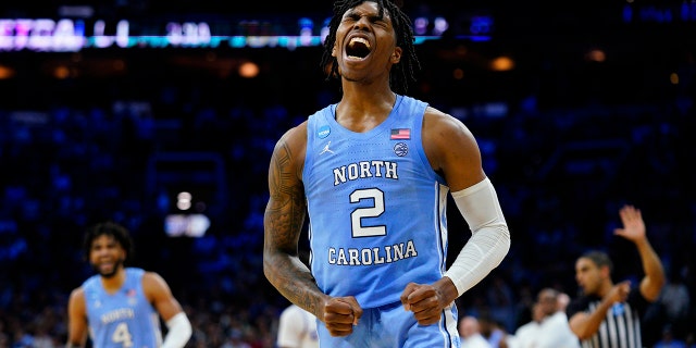 Caleb Love, de Caroline du Nord, réagit au cours de la seconde moitié d'un match de basket-ball universitaire contre l'UCLA lors de la ronde Sweet 16 du tournoi NCAA, le vendredi 25 mars 2022, à Philadelphie.