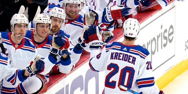 New York Rangers' Chris Kreider (20) returns to the bench after scoring during the third period of an NHL hockey game against the Pittsburgh Penguins in Pittsburgh, 화요일, 행진 29, 2022. The Rangers won 3-2.
