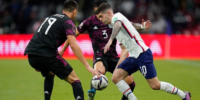 United States' Christian Pulisic (10) competes for the ball against Mexico's Cesar Montes, sinistra, and Jorge Sanchez during a qualifying soccer match for the FIFA World Cup Qatar 2022 at Azteca stadium in Mexico City, giovedi, marzo 24, 2022.
