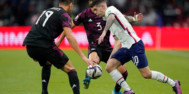 United States' Christian Pulisic (10) competes for the ball against Mexico's Cesar Montes, sinistra, and Jorge Sanchez during a qualifying soccer match for the FIFA World Cup Qatar 2022 at Azteca stadium in Mexico City, giovedi, marzo 24, 2022.