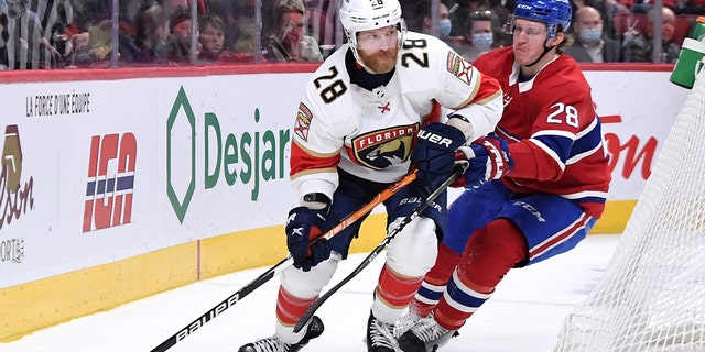 Claude Giroux #28 of the Florida Panthers looks to pass the puck against Christian Dvorak #28 of the Montreal Canadiens  in the NHL game at the Bell Centre on March 24, 2022 in Montreal, Quebec, Canadá.