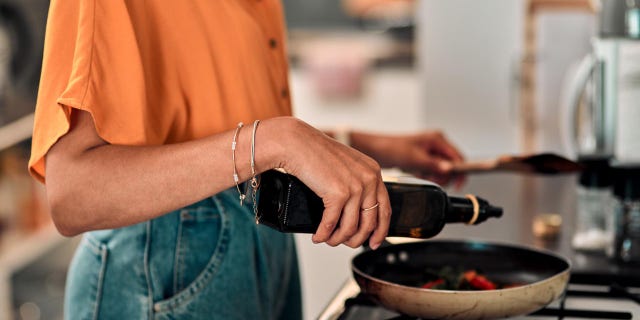 Mezi další oleje, kterým je třeba se vyhnout, patří částečně hydrogenovaný olej, palmový olej a další smíšené a jednosložkové rostlinné oleje.