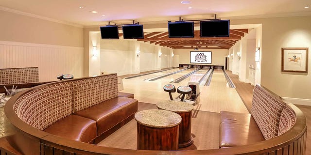 One popular establishment is Daley's Pub &amp; Rec which serves casual fare and has a bowling alley and arcade. 