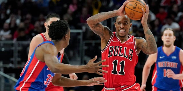 Chicago Bulls forward DeMar DeRozan (11) looks to pass as Detroit Pistons guard Saben Lee (38) defends during the second half of an NBA basketball game, mercoledì, marzo 9, 2022, a Detroit.