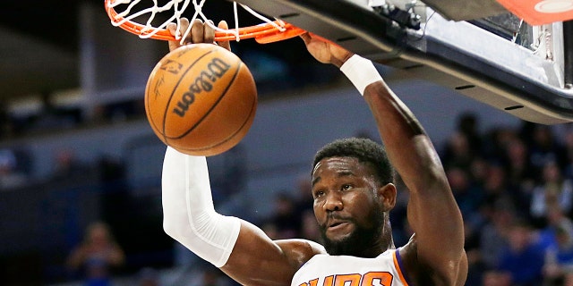 Phoenix Suns center Deandre Ayton dunks against the Minnesota Timberwolves during the second half of an NBA basketball game Wednesday, marzo 23, 2022, en Minneapolis.