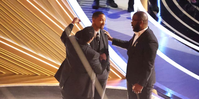 Denzel Washington e Tyler Perry confortam Will Smith durante a 94ª edição do Oscar no Dolby Theatre no Ovation Hollywood no domingo, 27 de março de 2022.