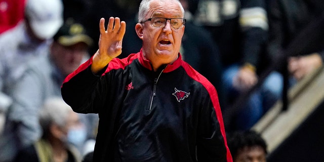 ファイル - Omaha head coach Derrin Hansen gestures during the first half of an NCAA college basketball game against Purdue in West Lafayette, Ind。, 金曜日, 11月. 26, 2021. 日曜日に, 行進 6, 2022, Hansen, who coached Omaha during its transition from Division II to Division I, was fired after a second straight five-win season.