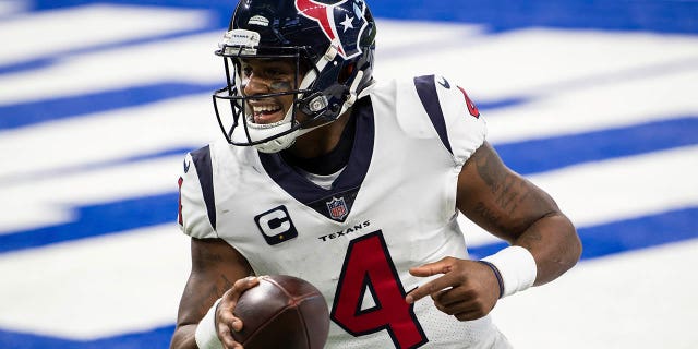 Le quart-arrière des Houston Texans Deshaun Watson (4) célèbre un touché lors du match de football de l'équipe de la NFL contre les Colts d'Indianapolis le 20 décembre 2020 à Indianapolis.