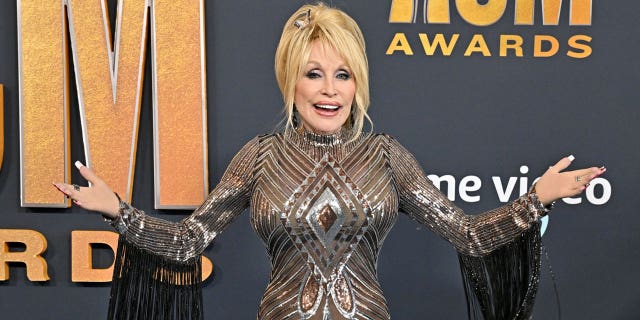 Dolly Parton dedicated the entire American Country Music Awards show to Ukraine.