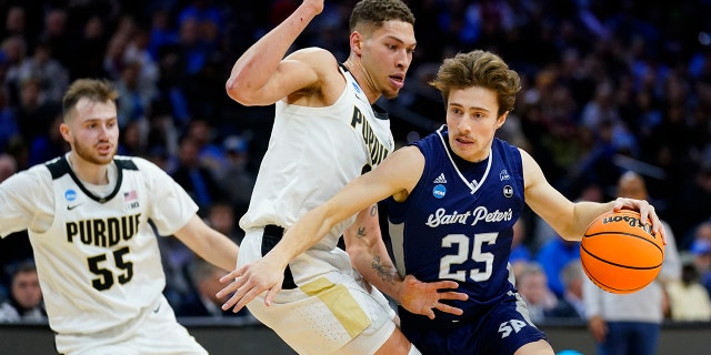Saint Peter's Doug Edert, right, tries to get past Purdue's Mason Gillis during the first half of a college basketball game in the Sweet 16 round of the NCAA tournament, Friday, March 25, 2022, in Philadelphia.