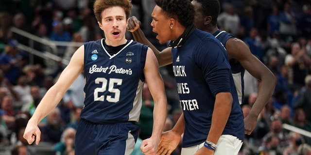 Saint Peter's Peacocks guard Doug Edert (25) reacts after a play against the Kentucky Wildcats at Gainbridge Fieldhouse on Mar, 17, 2022 in Indianapolis, Indiana.