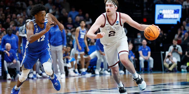 Gonzaga forward Drew Timme (2) drives past Memphis forward DeAndre Williams (12) during the second half of a second-round NCAA college basketball tournament game, 토요일, 행진 19, 2022, in Portland, 광석.