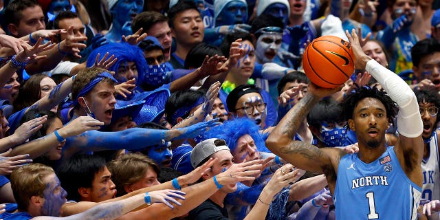 Leaky Black des North Carolina Tar Heels semble passer au Cameron Indoor Stadium le 5 mars 2022 à Durham, en Caroline du Nord