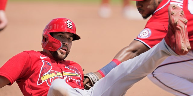 성. Louis Cardinals' Dylan Carlson slides safely into third base as Washington Nationals third baseman Maikel Franco, 권리, applies the tag on a single by Paul Goldschmidt in the fifth inning of a spring training baseball game, 수요일, 행진 30, 2022, in West Palm Beach, Fla.