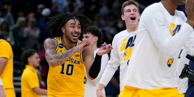 Michigan guard Frankie Collins (10) celebrates with teammates at the end of a college basketball game against Colorado State in the first round of the NCAA tournament in Indianapolis, 목요일, 행진 17, 2022. 미시간 원 75-63.