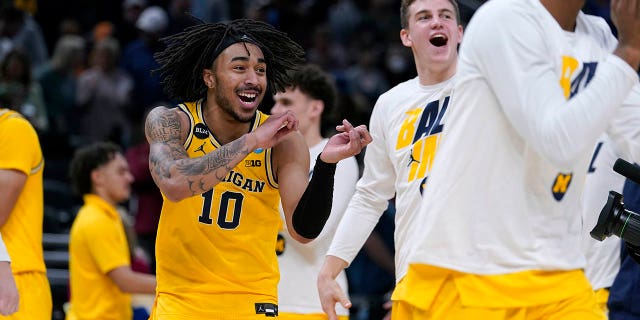 Michigan guard Frankie Collins (10) celebrates with teammates at the end of a college basketball game against Colorado State in the first round of the NCAA tournament in Indianapolis, 목요일, 행진 17, 2022. 미시간 원 75-63.