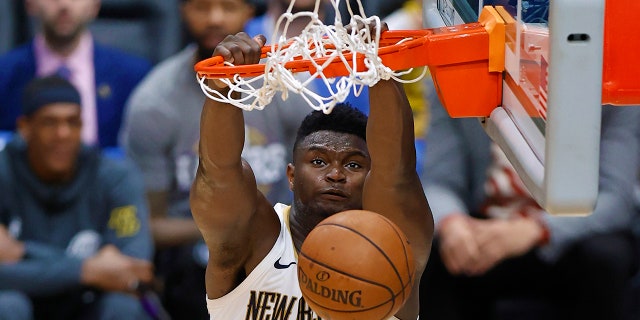 New Orleans Pelicans forward Zion Williamson (1) dunks the ball during a NBA game between the New Orleans Pelicans and the Los Angeles Lakers at Smoothie King Center in New Orleans, LA on Mar 01, 2020.