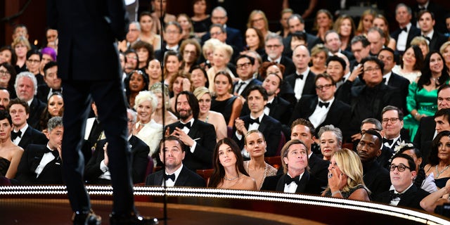 En esta foto del folleto de AMPAS, Leonardo DiCaprio, Brie Larson, Brad Pitt, Kathy Bates y Mahershala Ali se sientan entre la audiencia en la 92.a entrega anual de los Premios de la Academia en el Dolby Theatre el 9 de febrero de 2020 en Hollywood, California.