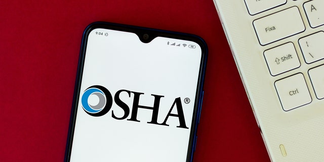 El logotipo de la Administración de Seguridad y Salud Ocupacional (OSHA) en un teléfono inteligente en una ilustración el 24 de agosto de 2020. 