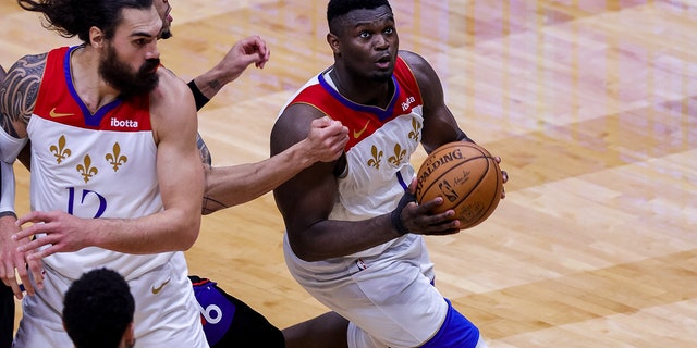 New Orleans Pelicans forward Zion Williamson (1) drives to the basket against Philadelphia 76ers during a NBA game between the New Orleans Pelicans and the Philadelphia 76ers at Smoothie King Center in New Orleans, LA on Apr 09, 2021.