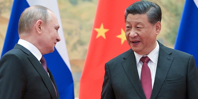 O presidente Vladimir Putin e o presidente chinês Xi Jinping posam durante uma reunião na Diaoyutai State Guesthouse em 4 de fevereiro de 2022.