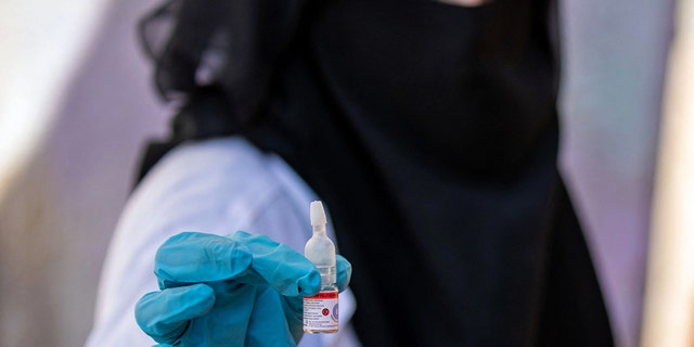 Yemeni healthcare workers have vials containing polio vaccine during a vaccination campaign in Yemen's third city, Taizz, on February 19, 2022 (according to AHMAD AL-BASHA / AFP via Getty Images). Photo)