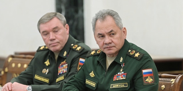 Russian Defense Minister Sergei Shoigu, 正しい, and Chief of the General Staff Valery Gerasimov attend a meeting with Russian President Putin in Moscow Feb. 27, 2022.